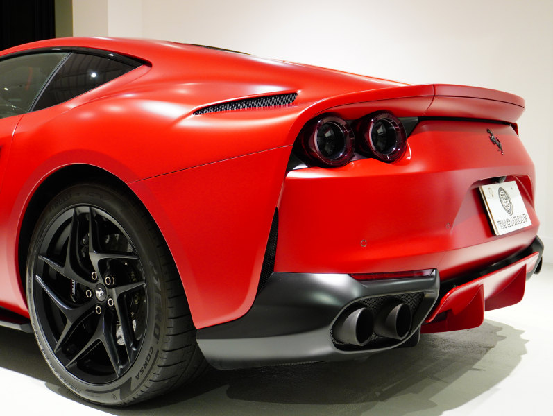 フェラーリ 812 スーパーファスト F1 DCT　正規D車 左H ｶｰﾎﾞﾝﾌｧｲﾊﾞｰﾄﾞﾗｲﾊﾞｰｿﾞｰﾝ+LEDｽﾃｱﾘﾝｸﾞ ｻｽﾍﾟﾝｼｮﾝﾘﾌﾀｰ ﾌﾙ電動ﾃﾞｲﾄﾅｼｰﾄ 純正ﾅﾋﾞ ﾊﾟｰｷﾝｸﾞｶﾒﾗ ｶｰﾎﾞﾝｲﾝﾃﾘｱ ﾊﾟｯｾﾝｼﾞｬｰﾃﾞｨｽﾌﾟﾚｲ 鍛造20AW ﾏｯﾄPPF