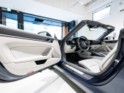 ポルシェ 911(Type992) カレラS カブリオレ スポーツクロノPKG 正規D車 左H 1オーナー エントリーD フルレザーツートンインテリア グレー革 純正PCMナビ CarPlay アクティブセーフティ サラウンドカメラ カレラS20/21AW 2年保証