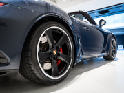 ポルシェ 911(Type991.2) ﾀｰﾎﾞ ｶﾌﾞﾘｵﾚ ｽﾎﾟｰﾂｸﾛﾉPKG　MY17 正規D車 左H ACC ｴﾝﾄﾘｰD 赤革 PCMﾅﾋﾞ TVﾁｭｰﾅｰ Bｶﾒﾗ ｶｰﾎﾞﾝｲﾝﾃﾘｱPKG LEDﾍｯﾄﾞﾗｲﾄ OP20ｲﾝﾁAW　2年保証