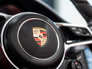 ポルシェ 911(Type991.2) ﾀｰﾎﾞ ｶﾌﾞﾘｵﾚ ｽﾎﾟｰﾂｸﾛﾉPKG　MY17 正規D車 左H ACC ｴﾝﾄﾘｰD 赤革 PCMﾅﾋﾞ TVﾁｭｰﾅｰ Bｶﾒﾗ ｶｰﾎﾞﾝｲﾝﾃﾘｱPKG LEDﾍｯﾄﾞﾗｲﾄ OP20ｲﾝﾁAW　2年保証