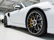 ポルシェ 911(Type991.2) ﾀｰﾎﾞS ｽﾎﾟｰﾂｸﾛﾉPKG　正規D車 ﾚｻﾞｰｲﾝﾃﾘｱ 赤革 PCMﾅﾋﾞ ﾘﾊﾞｰｼﾝｸﾞｶﾒﾗ ﾊﾟｰｸｱｼｽﾄ Carplay PCCB BOSEｻｳﾝﾄﾞ OPｶﾗｰ 　2年保証付