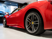 フェラーリ 488スパイダー F1 DCT 正規D車 RossoCorsa フロントサスペンションリフティング Cremaレザー フル電動シート シートヒーター カーボンLEDステア カーボンインテリア JBLサウンド 鍛造20AW