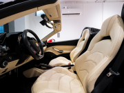 フェラーリ 488スパイダー F1 DCT 正規D車 RossoCorsa フロントサスペンションリフティング Cremaレザー フル電動シート シートヒーター カーボンLEDステア カーボンインテリア JBLサウンド 鍛造20AW