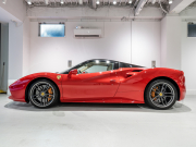 フェラーリ 488スパイダー F1 DCT 正規D車 RossoCorsa フロントサスペンションリフティング Cremaレザー フル電動シート シートヒーター カーボンLEDステア カーボンインテリア JBLサウンド 鍛造20AW