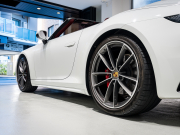 ポルシェ 911(Type992) ｶﾚﾗS ｶﾌﾞﾘｵﾚ　正規D車 ﾎﾞﾙﾄﾞｰﾚｯﾄﾞﾌﾙﾚｻﾞｰ ｼｰﾄﾍﾞﾝﾁﾚｰｼｮﾝ 純正PCM BOSEｻｳﾝﾄﾞ ACC ｽﾎﾟｰﾂｴｷｿﾞｰｽﾄ 20&21ｲﾝﾁAW　2年保証