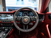 ポルシェ 911(Type992) ｶﾚﾗS ｶﾌﾞﾘｵﾚ　正規D車 ﾎﾞﾙﾄﾞｰﾚｯﾄﾞﾌﾙﾚｻﾞｰ ｼｰﾄﾍﾞﾝﾁﾚｰｼｮﾝ 純正PCM BOSEｻｳﾝﾄﾞ ACC ｽﾎﾟｰﾂｴｷｿﾞｰｽﾄ 20&21ｲﾝﾁAW　2年保証