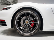 ポルシェ 911(Type992) ｶﾚﾗS ｶﾌﾞﾘｵﾚ　正規D車 ﾎﾞﾙﾄﾞｰﾚｯﾄﾞﾌﾙﾚｻﾞｰ ｼｰﾄﾍﾞﾝﾁﾚｰｼｮﾝ 純正PCM BOSEｻｳﾝﾄﾞ ACC ｽﾎﾟｰﾂｴｷｿﾞｰｽﾄ 20&21ｲﾝﾁAW　2年保証