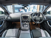 ジャガー Fタイプ SVR 5.0L P575 AWD　正規D車 右H SVRｶｰﾎﾞﾝｾﾗﾐｯｸﾌﾞﾚｰｷﾊﾟｯｸ 12way革ｼｰﾄ ﾋｰﾀｰ&ﾍﾞﾝﾁﾚｰﾀｰ ﾊﾟﾉﾗﾐｯｸR MERIDIAN 専用INCONELｴｷｿﾞｰｽﾄ OP20AW