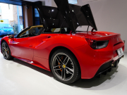 フェラーリ 488スパイダー F1 DCT　正規ﾃﾞｨｰﾗｰ車 ROSSOCORSA×CREMAﾚｻﾞｰ  20ｲﾝﾁ鍛造AW 電動ｼｰﾄ JBLｻｳﾝﾄﾞ ｶｰﾎﾞﾝｲﾝﾃﾘｱ ﾌﾛﾝﾄﾘﾌﾀｰ CCM SCM2