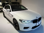 BMW Mシリーズ M5 4.4 M xDrive ｺﾝﾌｫｰﾄPKG　600ps ﾌﾞﾗｯｸﾒﾘﾉﾚｻﾞｰ ｶｰﾎﾞﾝﾙｰﾌ ﾅﾋﾞTV harman/kardon ﾍｯﾄﾞｱｯﾌﾟD ﾍﾞﾝﾁﾚｰｼｮﾝ Mｴｷｿﾞｰｽﾄ 20AW　2年保証