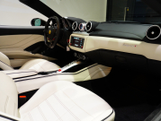 フェラーリ カリフォルニアT F1 DCT　正規D車 左H 希少OPｶﾗｰ ﾎﾜｲﾄﾚｻﾞｰ&ﾌﾞﾗｯｸｽﾃｯﾁ 純正ﾅﾋﾞ ｶｰﾎﾞﾝLEDｽﾃｱ ｽﾎﾟｰﾂｴｷｿﾞｰｽﾄ Bｶﾒﾗ 電格ﾐﾗｰ OP鍛造20AW