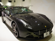 フェラーリ カリフォルニアT F1 DCT　正規D車 左H 希少OPｶﾗｰ ﾎﾜｲﾄﾚｻﾞｰ&ﾌﾞﾗｯｸｽﾃｯﾁ 純正ﾅﾋﾞ ｶｰﾎﾞﾝLEDｽﾃｱ ｽﾎﾟｰﾂｴｷｿﾞｰｽﾄ Bｶﾒﾗ 電格ﾐﾗｰ OP鍛造20AW