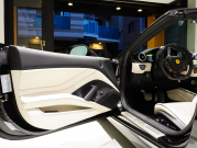 フェラーリ カリフォルニアT F1 DCT　正規D車 左H 希少OPｶﾗｰ ﾎﾜｲﾄﾚｻﾞｰ&ﾌﾞﾗｯｸｽﾃｯﾁ 純正ﾅﾋﾞ ｶｰﾎﾞﾝLEDｽﾃｱ ｽﾎﾟｰﾂｴｷｿﾞｰｽﾄ Bｶﾒﾗ 電格ﾐﾗｰ OP鍛造20AW