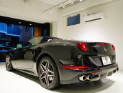 フェラーリ カリフォルニアT F1 DCT　正規D車 左H 希少OPｶﾗｰ ﾎﾜｲﾄﾚｻﾞｰ&ﾌﾞﾗｯｸｽﾃｯﾁ 純正ﾅﾋﾞ ｶｰﾎﾞﾝLEDｽﾃｱ ｽﾎﾟｰﾂｴｷｿﾞｰｽﾄ Bｶﾒﾗ 電格ﾐﾗｰ OP鍛造20AW