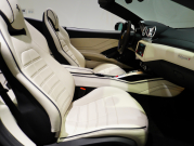 フェラーリ カリフォルニアT F1 DCT　正規D車 左H 希少OPｶﾗｰ ﾎﾜｲﾄﾚｻﾞｰ&ﾌﾞﾗｯｸｽﾃｯﾁ 純正ﾅﾋﾞ ｶｰﾎﾞﾝLEDｽﾃｱ ｽﾎﾟｰﾂｴｷｿﾞｰｽﾄ Bｶﾒﾗ 電格ﾐﾗｰ OP鍛造20AW