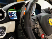 フェラーリ カリフォルニアT F1 DCT　正規D車 左H 希少OPｶﾗｰ ﾎﾜｲﾄﾚｻﾞｰ&ﾌﾞﾗｯｸｽﾃｯﾁ 純正ﾅﾋﾞ ｶｰﾎﾞﾝLEDｽﾃｱ ｽﾎﾟｰﾂｴｷｿﾞｰｽﾄ Bｶﾒﾗ 電格ﾐﾗｰ OP鍛造20AW