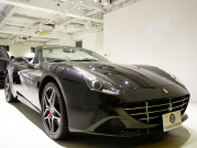 フェラーリ カリフォルニアT F1 DCT　正規D車 左H 希少OPｶﾗｰ ﾎﾜｲﾄﾚｻﾞｰ&ﾌﾞﾗｯｸｽﾃｯﾁ 純正ﾅﾋﾞ ｶｰﾎﾞﾝLEDｽﾃｱ ｽﾎﾟｰﾂｴｷｿﾞｰｽﾄ Bｶﾒﾗ 電格ﾐﾗｰ OP鍛造20AW