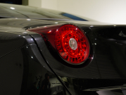 フェラーリ カリフォルニアT F1 DCT　正規D車 左H 希少OPｶﾗｰ ﾎﾜｲﾄﾚｻﾞｰ&ﾌﾞﾗｯｸｽﾃｯﾁ 純正ﾅﾋﾞ ｶｰﾎﾞﾝLEDｽﾃｱ ｽﾎﾟｰﾂｴｷｿﾞｰｽﾄ Bｶﾒﾗ 電格ﾐﾗｰ OP鍛造20AW