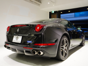 フェラーリ カリフォルニアT F1 DCT　正規D車 左H 希少OPｶﾗｰ ﾎﾜｲﾄﾚｻﾞｰ&ﾌﾞﾗｯｸｽﾃｯﾁ 純正ﾅﾋﾞ ｶｰﾎﾞﾝLEDｽﾃｱ ｽﾎﾟｰﾂｴｷｿﾞｰｽﾄ Bｶﾒﾗ 電格ﾐﾗｰ OP鍛造20AW