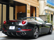 フェラーリ カリフォルニアT F1 DCT　正規D車 左H 希少OPｶﾗｰ ﾎﾜｲﾄﾚｻﾞｰ&ﾌﾞﾗｯｸｽﾃｯﾁ 純正ﾅﾋﾞ ｶｰﾎﾞﾝLEDｽﾃｱ ｽﾎﾟｰﾂｴｷｿﾞｰｽﾄ Bｶﾒﾗ 電格ﾐﾗｰ OP鍛造20AW