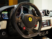 フェラーリ カリフォルニアT F1 DCT　正規D車 左H 希少OPｶﾗｰ ﾎﾜｲﾄﾚｻﾞｰ&ﾌﾞﾗｯｸｽﾃｯﾁ 純正ﾅﾋﾞ ｶｰﾎﾞﾝLEDｽﾃｱ ｽﾎﾟｰﾂｴｷｿﾞｰｽﾄ Bｶﾒﾗ 電格ﾐﾗｰ OP鍛造20AW