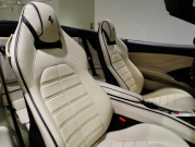 フェラーリ カリフォルニアT F1 DCT　正規D車 左H 希少OPｶﾗｰ ﾎﾜｲﾄﾚｻﾞｰ&ﾌﾞﾗｯｸｽﾃｯﾁ 純正ﾅﾋﾞ ｶｰﾎﾞﾝLEDｽﾃｱ ｽﾎﾟｰﾂｴｷｿﾞｰｽﾄ Bｶﾒﾗ 電格ﾐﾗｰ OP鍛造20AW