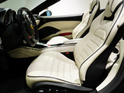 フェラーリ カリフォルニアT F1 DCT　正規D車 左H 希少OPｶﾗｰ ﾎﾜｲﾄﾚｻﾞｰ&ﾌﾞﾗｯｸｽﾃｯﾁ 純正ﾅﾋﾞ ｶｰﾎﾞﾝLEDｽﾃｱ ｽﾎﾟｰﾂｴｷｿﾞｰｽﾄ Bｶﾒﾗ 電格ﾐﾗｰ OP鍛造20AW