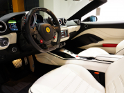 フェラーリ カリフォルニアT F1 DCT　正規D車 左H 希少OPｶﾗｰ ﾎﾜｲﾄﾚｻﾞｰ&ﾌﾞﾗｯｸｽﾃｯﾁ 純正ﾅﾋﾞ ｶｰﾎﾞﾝLEDｽﾃｱ ｽﾎﾟｰﾂｴｷｿﾞｰｽﾄ Bｶﾒﾗ 電格ﾐﾗｰ OP鍛造20AW