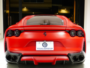 フェラーリ 812 スーパーファスト F1 DCT　正規D車 左H ｶｰﾎﾞﾝﾌｧｲﾊﾞｰﾄﾞﾗｲﾊﾞｰｿﾞｰﾝ+LEDｽﾃｱﾘﾝｸﾞ ｻｽﾍﾟﾝｼｮﾝﾘﾌﾀｰ ﾌﾙ電動ﾃﾞｲﾄﾅｼｰﾄ 純正ﾅﾋﾞ ﾊﾟｰｷﾝｸﾞｶﾒﾗ ｶｰﾎﾞﾝｲﾝﾃﾘｱ ﾊﾟｯｾﾝｼﾞｬｰﾃﾞｨｽﾌﾟﾚｲ 鍛造20AW ﾏｯﾄPPF