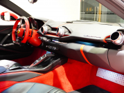 フェラーリ 812 スーパーファスト F1 DCT　正規D車 左H ｶｰﾎﾞﾝﾌｧｲﾊﾞｰﾄﾞﾗｲﾊﾞｰｿﾞｰﾝ+LEDｽﾃｱﾘﾝｸﾞ ｻｽﾍﾟﾝｼｮﾝﾘﾌﾀｰ ﾌﾙ電動ﾃﾞｲﾄﾅｼｰﾄ 純正ﾅﾋﾞ ﾊﾟｰｷﾝｸﾞｶﾒﾗ ｶｰﾎﾞﾝｲﾝﾃﾘｱ ﾊﾟｯｾﾝｼﾞｬｰﾃﾞｨｽﾌﾟﾚｲ 鍛造20AW ﾏｯﾄPPF