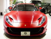 フェラーリ 812 スーパーファスト F1 DCT　正規D車 左H ｶｰﾎﾞﾝﾌｧｲﾊﾞｰﾄﾞﾗｲﾊﾞｰｿﾞｰﾝ+LEDｽﾃｱﾘﾝｸﾞ ｻｽﾍﾟﾝｼｮﾝﾘﾌﾀｰ ﾌﾙ電動ﾃﾞｲﾄﾅｼｰﾄ 純正ﾅﾋﾞ ﾊﾟｰｷﾝｸﾞｶﾒﾗ ｶｰﾎﾞﾝｲﾝﾃﾘｱ ﾊﾟｯｾﾝｼﾞｬｰﾃﾞｨｽﾌﾟﾚｲ 鍛造20AW ﾏｯﾄPPF