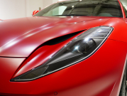 フェラーリ 812 スーパーファスト F1 DCT　正規D車 左H ｶｰﾎﾞﾝﾌｧｲﾊﾞｰﾄﾞﾗｲﾊﾞｰｿﾞｰﾝ+LEDｽﾃｱﾘﾝｸﾞ ｻｽﾍﾟﾝｼｮﾝﾘﾌﾀｰ ﾌﾙ電動ﾃﾞｲﾄﾅｼｰﾄ 純正ﾅﾋﾞ ﾊﾟｰｷﾝｸﾞｶﾒﾗ ｶｰﾎﾞﾝｲﾝﾃﾘｱ ﾊﾟｯｾﾝｼﾞｬｰﾃﾞｨｽﾌﾟﾚｲ 鍛造20AW ﾏｯﾄPPF