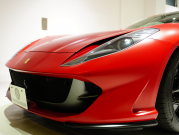 フェラーリ 812 スーパーファスト F1 DCT　正規D車 左H ｶｰﾎﾞﾝﾌｧｲﾊﾞｰﾄﾞﾗｲﾊﾞｰｿﾞｰﾝ+LEDｽﾃｱﾘﾝｸﾞ ｻｽﾍﾟﾝｼｮﾝﾘﾌﾀｰ ﾌﾙ電動ﾃﾞｲﾄﾅｼｰﾄ 純正ﾅﾋﾞ ﾊﾟｰｷﾝｸﾞｶﾒﾗ ｶｰﾎﾞﾝｲﾝﾃﾘｱ ﾊﾟｯｾﾝｼﾞｬｰﾃﾞｨｽﾌﾟﾚｲ 鍛造20AW ﾏｯﾄPPF