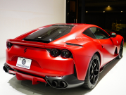 フェラーリ 812 スーパーファスト F1 DCT　正規D車 左H ｶｰﾎﾞﾝﾌｧｲﾊﾞｰﾄﾞﾗｲﾊﾞｰｿﾞｰﾝ+LEDｽﾃｱﾘﾝｸﾞ ｻｽﾍﾟﾝｼｮﾝﾘﾌﾀｰ ﾌﾙ電動ﾃﾞｲﾄﾅｼｰﾄ 純正ﾅﾋﾞ ﾊﾟｰｷﾝｸﾞｶﾒﾗ ｶｰﾎﾞﾝｲﾝﾃﾘｱ ﾊﾟｯｾﾝｼﾞｬｰﾃﾞｨｽﾌﾟﾚｲ 鍛造20AW ﾏｯﾄPPF