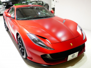 フェラーリ 812 スーパーファスト F1 DCT　正規D車 左H ｶｰﾎﾞﾝﾌｧｲﾊﾞｰﾄﾞﾗｲﾊﾞｰｿﾞｰﾝ+LEDｽﾃｱﾘﾝｸﾞ ｻｽﾍﾟﾝｼｮﾝﾘﾌﾀｰ ﾌﾙ電動ﾃﾞｲﾄﾅｼｰﾄ 純正ﾅﾋﾞ ﾊﾟｰｷﾝｸﾞｶﾒﾗ ｶｰﾎﾞﾝｲﾝﾃﾘｱ ﾊﾟｯｾﾝｼﾞｬｰﾃﾞｨｽﾌﾟﾚｲ 鍛造20AW ﾏｯﾄPPF