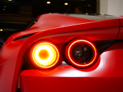 フェラーリ 812 スーパーファスト F1 DCT　正規D車 左H ｶｰﾎﾞﾝﾌｧｲﾊﾞｰﾄﾞﾗｲﾊﾞｰｿﾞｰﾝ+LEDｽﾃｱﾘﾝｸﾞ ｻｽﾍﾟﾝｼｮﾝﾘﾌﾀｰ ﾌﾙ電動ﾃﾞｲﾄﾅｼｰﾄ 純正ﾅﾋﾞ ﾊﾟｰｷﾝｸﾞｶﾒﾗ ｶｰﾎﾞﾝｲﾝﾃﾘｱ ﾊﾟｯｾﾝｼﾞｬｰﾃﾞｨｽﾌﾟﾚｲ 鍛造20AW ﾏｯﾄPPF