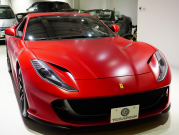 フェラーリ 812 スーパーファスト F1 DCT　正規D車 左H ｶｰﾎﾞﾝﾌｧｲﾊﾞｰﾄﾞﾗｲﾊﾞｰｿﾞｰﾝ+LEDｽﾃｱﾘﾝｸﾞ ｻｽﾍﾟﾝｼｮﾝﾘﾌﾀｰ ﾌﾙ電動ﾃﾞｲﾄﾅｼｰﾄ 純正ﾅﾋﾞ ﾊﾟｰｷﾝｸﾞｶﾒﾗ ｶｰﾎﾞﾝｲﾝﾃﾘｱ ﾊﾟｯｾﾝｼﾞｬｰﾃﾞｨｽﾌﾟﾚｲ 鍛造20AW ﾏｯﾄPPF