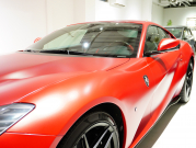 フェラーリ 812 スーパーファスト F1 DCT　正規D車 左H ｶｰﾎﾞﾝﾌｧｲﾊﾞｰﾄﾞﾗｲﾊﾞｰｿﾞｰﾝ+LEDｽﾃｱﾘﾝｸﾞ ｻｽﾍﾟﾝｼｮﾝﾘﾌﾀｰ ﾌﾙ電動ﾃﾞｲﾄﾅｼｰﾄ 純正ﾅﾋﾞ ﾊﾟｰｷﾝｸﾞｶﾒﾗ ｶｰﾎﾞﾝｲﾝﾃﾘｱ ﾊﾟｯｾﾝｼﾞｬｰﾃﾞｨｽﾌﾟﾚｲ 鍛造20AW ﾏｯﾄPPF