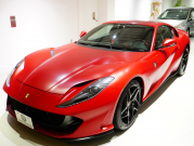 フェラーリ 812 スーパーファスト F1 DCT　正規D車 左H ｶｰﾎﾞﾝﾌｧｲﾊﾞｰﾄﾞﾗｲﾊﾞｰｿﾞｰﾝ+LEDｽﾃｱﾘﾝｸﾞ ｻｽﾍﾟﾝｼｮﾝﾘﾌﾀｰ ﾌﾙ電動ﾃﾞｲﾄﾅｼｰﾄ 純正ﾅﾋﾞ ﾊﾟｰｷﾝｸﾞｶﾒﾗ ｶｰﾎﾞﾝｲﾝﾃﾘｱ ﾊﾟｯｾﾝｼﾞｬｰﾃﾞｨｽﾌﾟﾚｲ 鍛造20AW ﾏｯﾄPPF