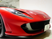 フェラーリ 812 スーパーファスト F1 DCT　正規D車 左H ｶｰﾎﾞﾝﾌｧｲﾊﾞｰﾄﾞﾗｲﾊﾞｰｿﾞｰﾝ+LEDｽﾃｱﾘﾝｸﾞ ｻｽﾍﾟﾝｼｮﾝﾘﾌﾀｰ ﾌﾙ電動ﾃﾞｲﾄﾅｼｰﾄ 純正ﾅﾋﾞ ﾊﾟｰｷﾝｸﾞｶﾒﾗ ｶｰﾎﾞﾝｲﾝﾃﾘｱ ﾊﾟｯｾﾝｼﾞｬｰﾃﾞｨｽﾌﾟﾚｲ 鍛造20AW ﾏｯﾄPPF