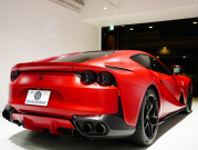 フェラーリ 812 スーパーファスト F1 DCT　正規D車 左H ｶｰﾎﾞﾝﾌｧｲﾊﾞｰﾄﾞﾗｲﾊﾞｰｿﾞｰﾝ+LEDｽﾃｱﾘﾝｸﾞ ｻｽﾍﾟﾝｼｮﾝﾘﾌﾀｰ ﾌﾙ電動ﾃﾞｲﾄﾅｼｰﾄ 純正ﾅﾋﾞ ﾊﾟｰｷﾝｸﾞｶﾒﾗ ｶｰﾎﾞﾝｲﾝﾃﾘｱ ﾊﾟｯｾﾝｼﾞｬｰﾃﾞｨｽﾌﾟﾚｲ 鍛造20AW ﾏｯﾄPPF