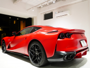 フェラーリ 812 スーパーファスト F1 DCT　正規D車 左H ｶｰﾎﾞﾝﾌｧｲﾊﾞｰﾄﾞﾗｲﾊﾞｰｿﾞｰﾝ+LEDｽﾃｱﾘﾝｸﾞ ｻｽﾍﾟﾝｼｮﾝﾘﾌﾀｰ ﾌﾙ電動ﾃﾞｲﾄﾅｼｰﾄ 純正ﾅﾋﾞ ﾊﾟｰｷﾝｸﾞｶﾒﾗ ｶｰﾎﾞﾝｲﾝﾃﾘｱ ﾊﾟｯｾﾝｼﾞｬｰﾃﾞｨｽﾌﾟﾚｲ 鍛造20AW ﾏｯﾄPPF