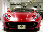 フェラーリ 812 スーパーファスト F1 DCT　正規D車 左H ｶｰﾎﾞﾝﾌｧｲﾊﾞｰﾄﾞﾗｲﾊﾞｰｿﾞｰﾝ+LEDｽﾃｱﾘﾝｸﾞ ｻｽﾍﾟﾝｼｮﾝﾘﾌﾀｰ ﾌﾙ電動ﾃﾞｲﾄﾅｼｰﾄ 純正ﾅﾋﾞ ﾊﾟｰｷﾝｸﾞｶﾒﾗ ｶｰﾎﾞﾝｲﾝﾃﾘｱ ﾊﾟｯｾﾝｼﾞｬｰﾃﾞｨｽﾌﾟﾚｲ 鍛造20AW ﾏｯﾄPPF